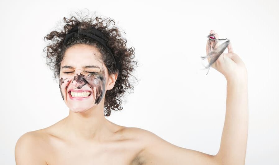 o femeie efectuează un tratament de întinerire a pielii feței