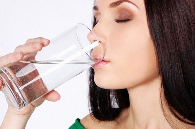 apă potabilă pentru întinerirea pielii