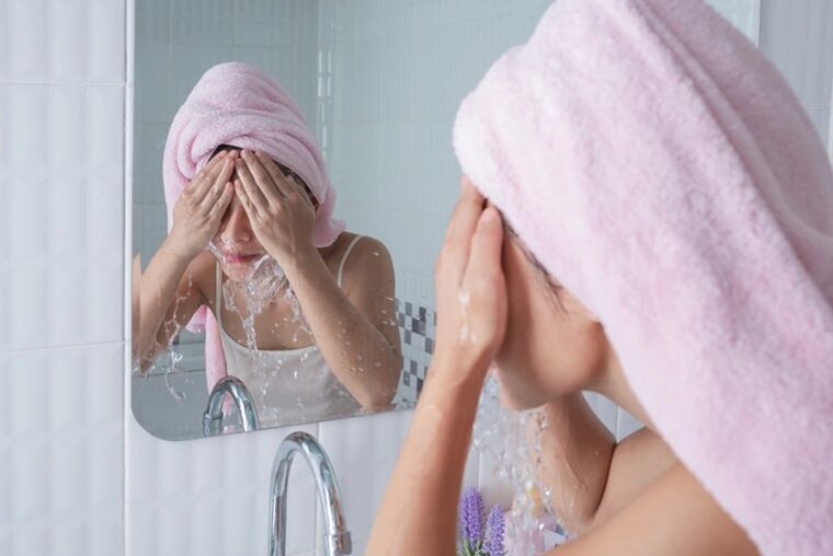 După utilizare, masca de întinerire trebuie spălată cu apă caldă. 